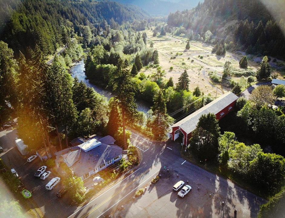 Westfir Lodge & Mountain Market Oakridge Екстериор снимка